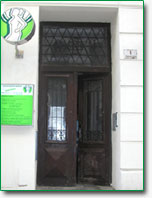 ul. Zámečnická, vchodové dveře budovy, kde sídlíme